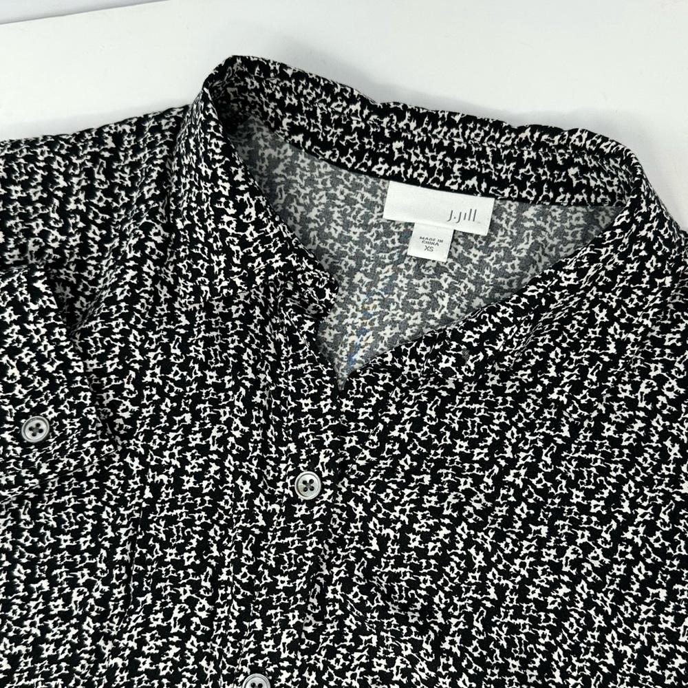 J. Jill Womans Blouse Printed Black White Button Up Long Sleeve Size XS A5